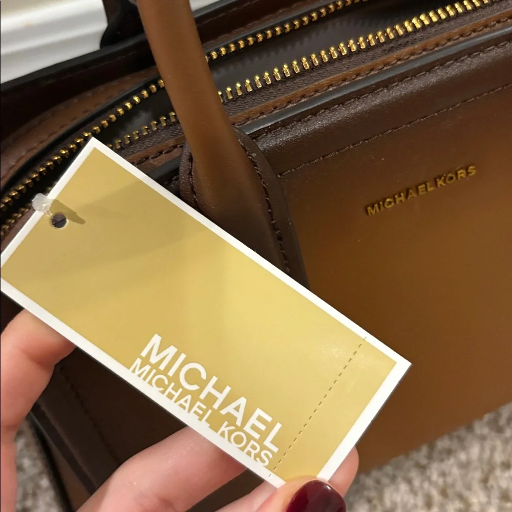 ✨NWT~Michael Kors Laila Crossbody✨ - Picture 4 of 8